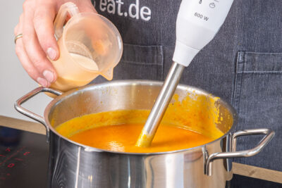 Der klassischen Kürbissuppe Sahne hinzugeben, pürieren und abschmecken