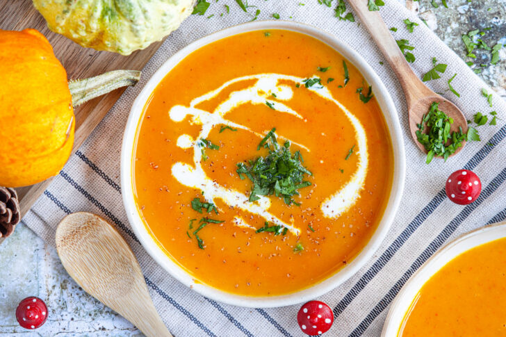 Klassische Kürbissuppe mit Hokkaido-Kürbis und Sahne