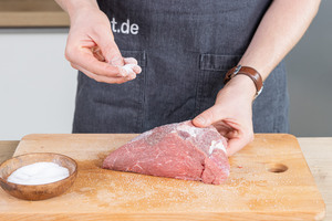Rinderbraten salzen