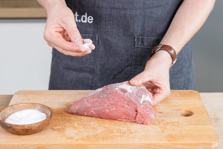 Rinderbraten salzen