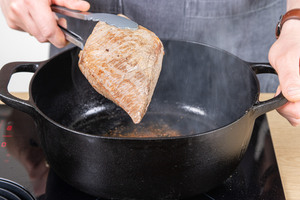 Rinderbraten anbraten
