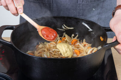 Tomatenmark dazugeben
