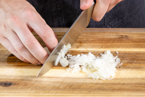 Zwiebel schneiden