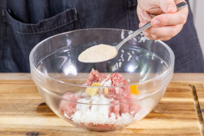 Paniermehl zum Hackfleisch geben