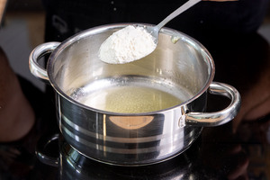 Mehl zur Butter geben