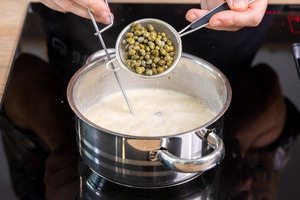 Kapern in die Sauce geben