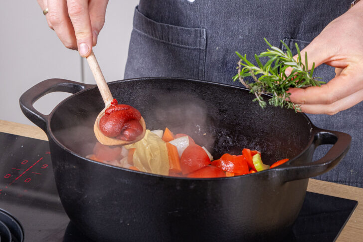 Tomatenmark und Kräuter dazugeben