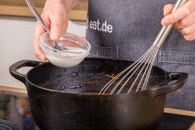 Soße mit Stärke abbinden