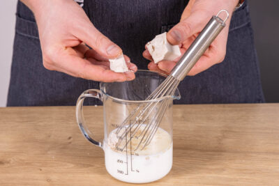 Hefewürfel zur Milch geben