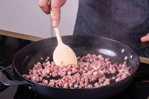Schinkenspeck-Würfel anbraten