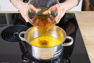 Honig und Butter schmelzen