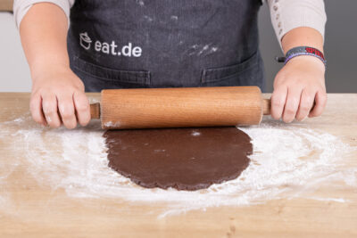 Bodenplatte für das Lebkuchenhaus ausrollen