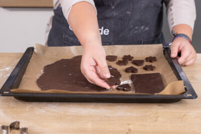 Kleine Dekoelemente ausstechen und backen