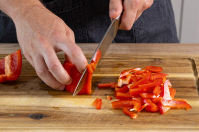 Paprika in Stifte schneiden