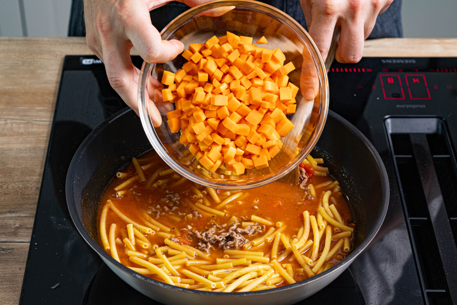 Makkaroniauflauf mit Hackfleisch und Gemüse