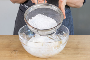 Puderzucker zum Eischnee geben