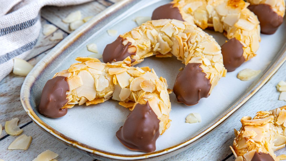 Mandelhörnchen wie vom Bäcker | Rezept - eat.de