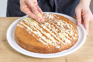 Mandelkuchen ohne Mehl mit Mandel bestreuen