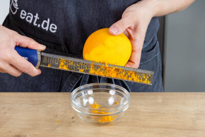 Orangenschale abreiben