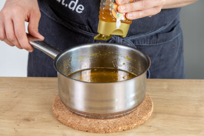Honig zu dem Sirup geben