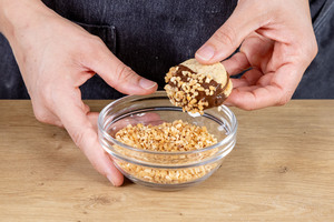 Nuss-Nougat-Plätzchen in Krokant wälzen