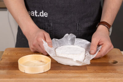 Ofenkäse auf Backpapier geben.