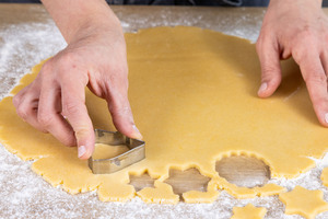 Omas Butterplätzchen ausstechen