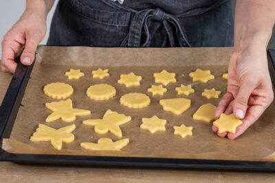 Plätzchen auf Backblech verteilen