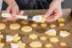 Omas Butterplätzchen mit Zuckerguss bestreichen