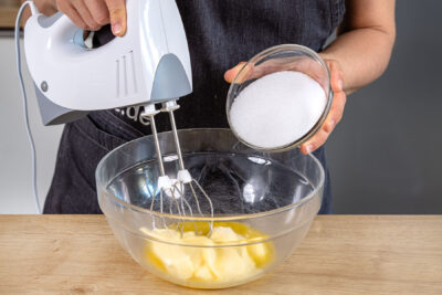 Butter mit Zucker aufschlagen