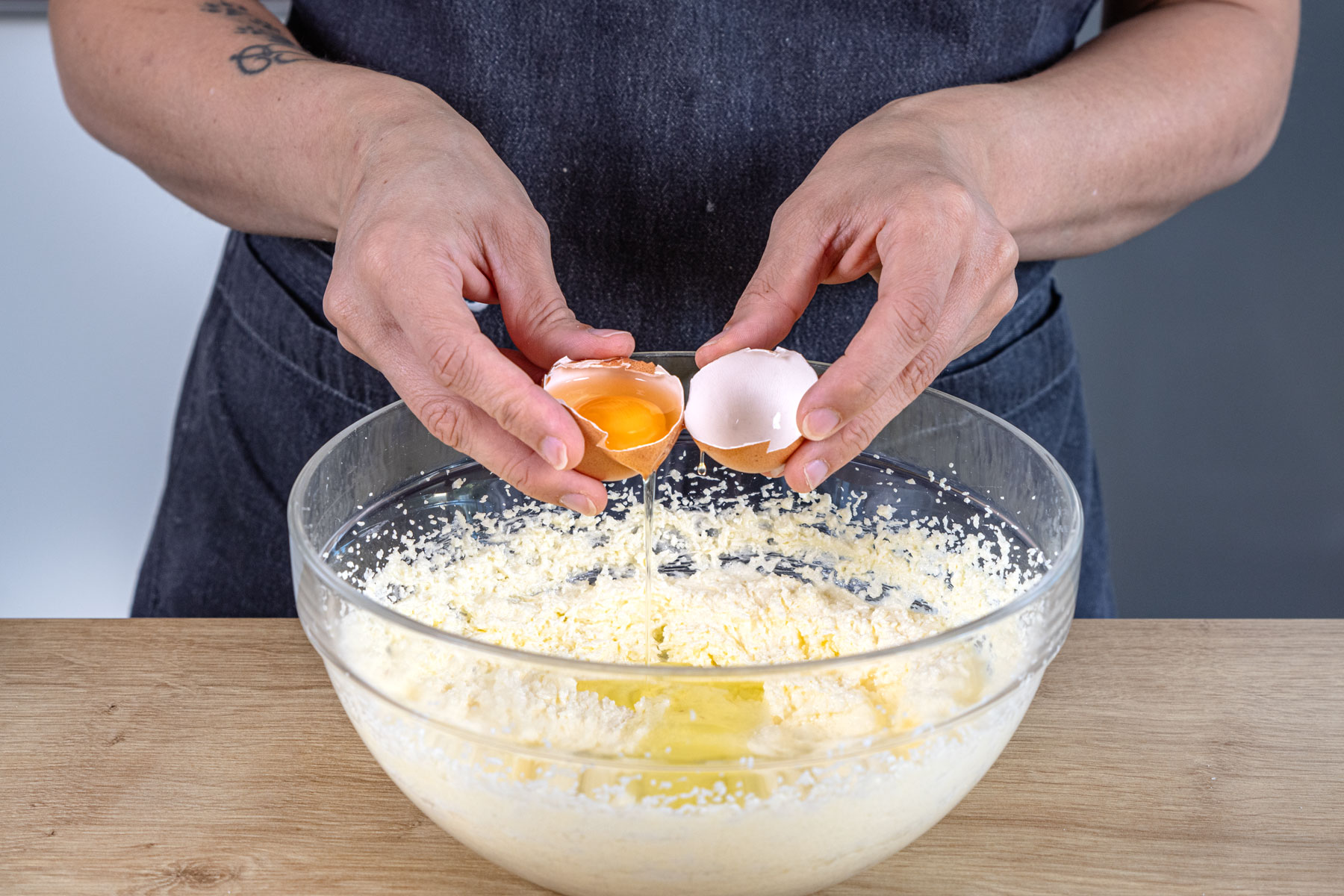 Eier in die Butter hinein rühren