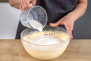 Milch zum Teig geben