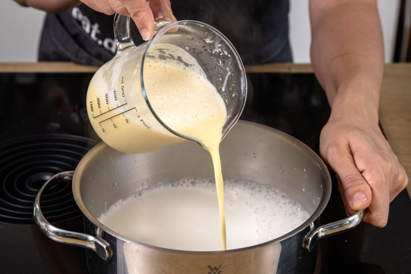 angerührtes Puddingpulver in kochende Milch geben