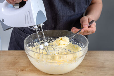 abgekühlten Sahnepudding zu aufgeschlagener Butter geben