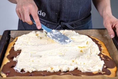 Buttercreme auf Marmorkuchen verstreichen