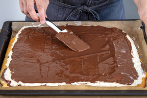 Schokoguss auf der Buttercreme verstreichen