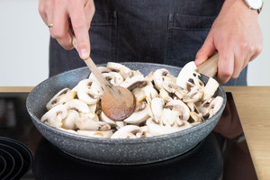 Champignons anbraten.