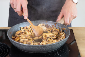 Champignons anbraten sie goldbraun sind