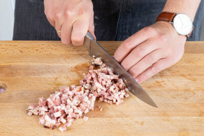 Speck würfeln und anbraten