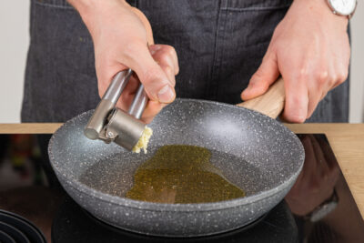 Knoblauch pressen