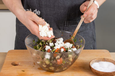 Orientalischen Linsensalat mit Feta verfeinern