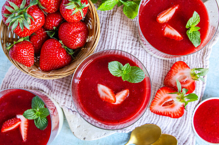 Panna cotta im Glas mit Erdbeeren