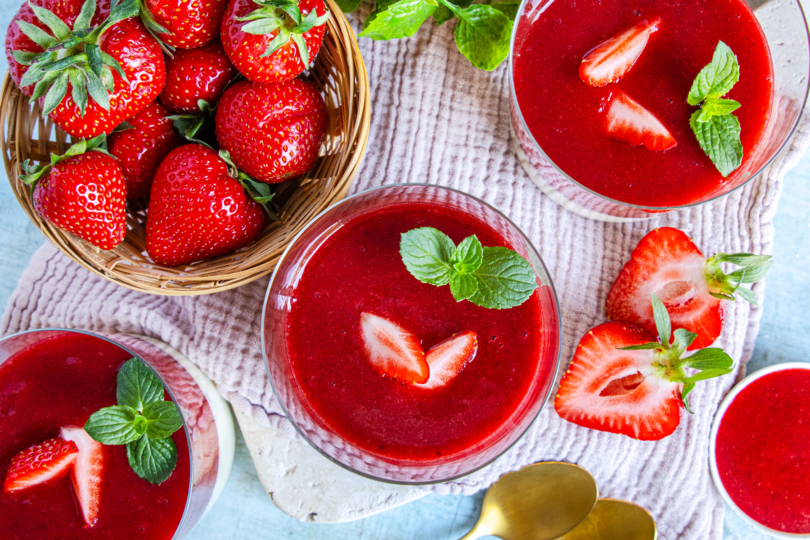 Panna cotta im Glas mit Erdbeeren