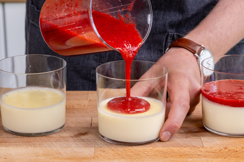 Erdbeersauce dazugeben