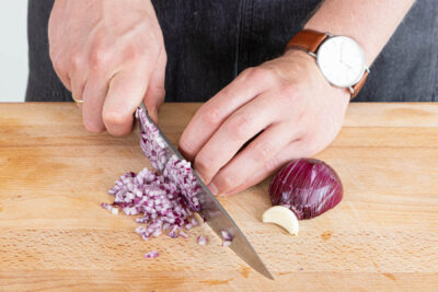 Rote Zwiebel und Knoblauch fein würfeln