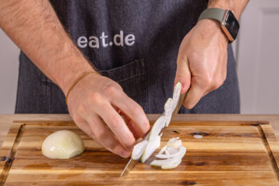Zwiebel in Ringe schneiden