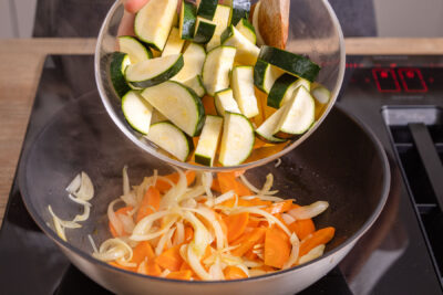 Zucchini & Paprika in Pfanne geben