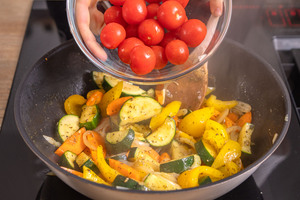 Kirschtomaten hinzugeben