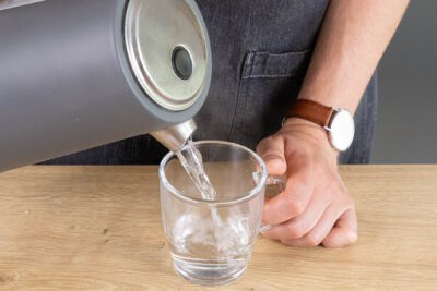 Gläser oder Tassen mit heißem Wasser erwärmen