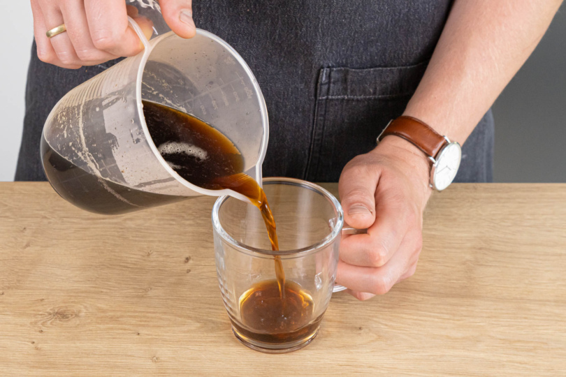 Kaffeemischung auf die erwärmten Gläser verteilen